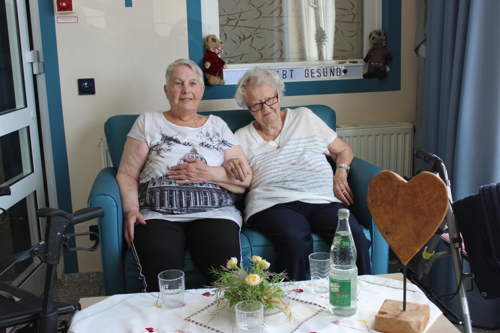 Seniorenheim Bergkamen: Freundschaft und Zusammenhalt im Alltag Seniorenheim Bergkamen - Zwei Bewohnerinnen im Gespräch, verbunden durch Freundschaft und Gemeinschaft im Haus Lessing